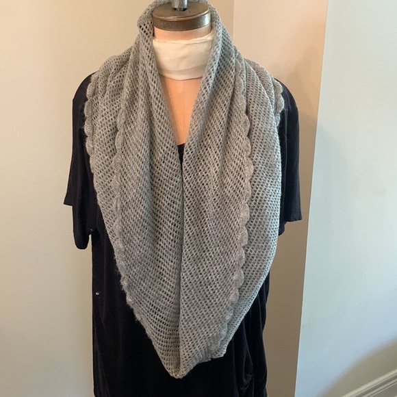 2 for $15 bundle H&M crochet cowl that can be worn many ways - Picture 3 of 5